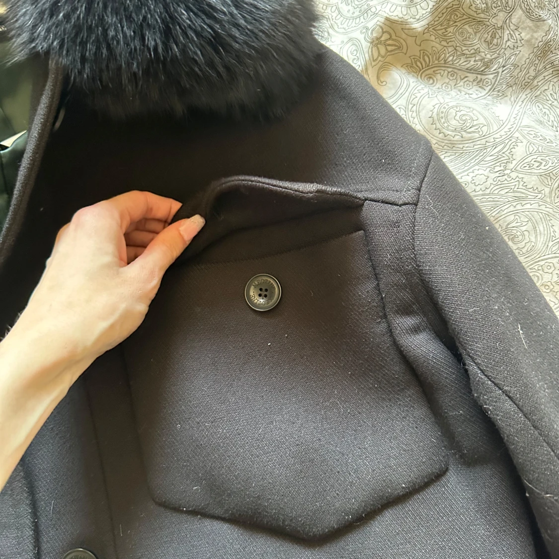 Svart jacka med fuskpäls från MEOTINE - 2