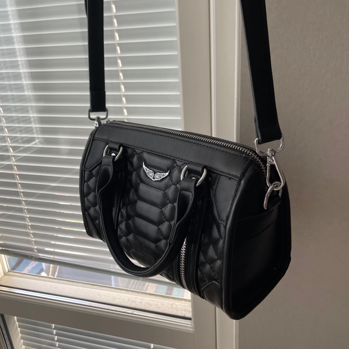 Svart handväska med silverdetaljer - 2