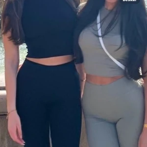 Svarta och grå tighta byxor - Två par byxor, ett par svarta och ett par gröna , båda med tight passform och hög midja. Byxorna har en enkel design utan synliga detaljer och är perfekta för en stilren look. Gröna byxan st xs toppen s svarta byxan st s och stoppen st s