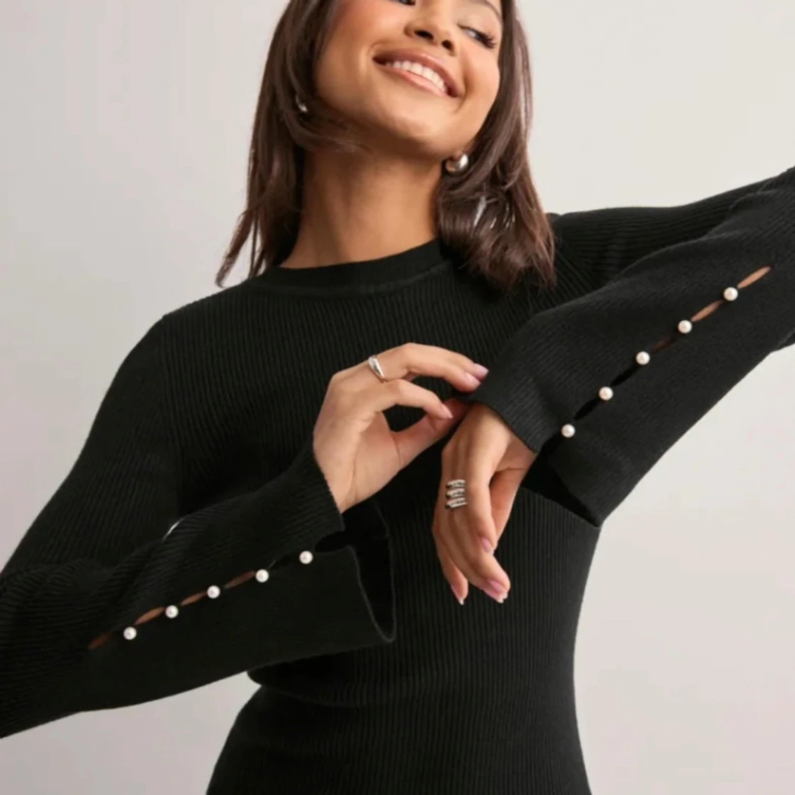 Långärmad tröja med pärldetaljer  - 1