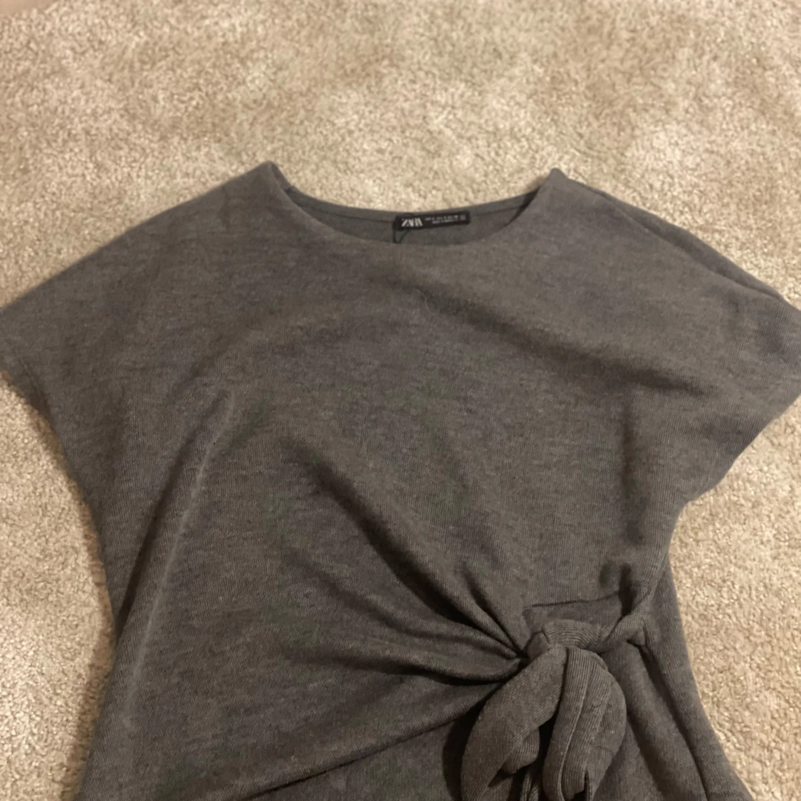 Mörkgrå knyt topp från Zara - 4