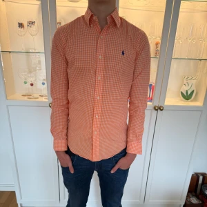 Rutig skjorta från Polo Ralph Lauren! - Snygg rutig skjorta från Polo Ralph Lauren i slim fit-modell | Storlek S | Nytt skick, 10/10! Ingen prislapp | Vid funderingar är det bara att höra av sig! :) 