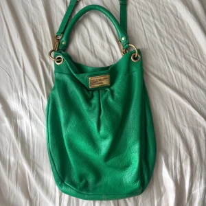 Marc Jacobs handväska  - (PRIS KAN DISKUTERAS) Cool grön vintage Marc Jacobs väska i äkta läder, köpt på NK. Det långa axelremmen är avtagbar. Skriv för fler bilder eller om du har frågor🌸