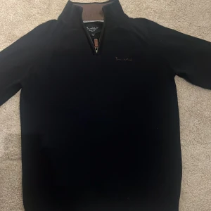 Bondelid halv zip tröja - Halv zip tröja från Bondelid. Size M i mörkblå färg. Skick 9,5/10🎅🏻 Nypris: 799kr💸Perfekt plagg inför sommaren som lockar massvis med gummor😍 Hör av er om ni har några funderingar eller behöver mer bilder🤩