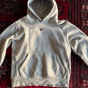 Nike Nocta by Drake hoodie - Nike nocta Hoodie, Snyggt skick, Storlek S och schyssta detaljer, Stilren hoodie med det lilla extra!