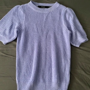 Lila tröja  - Säljer en ljuslila stickad tröja från Vero Moda i storlek XS. Tröjan har korta och helt ny. Pris kan diskuteras 