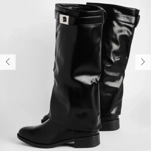 Höga boots - Svarta höga stövlar / boots med silvrig detalj. Använda men mkt bra skick i strlk 40!!🩵 Slutsålda. Älskar dessa men använder tyvärr inte så ofta längre 