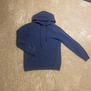 Kashmir hoodie - Kashmir hoodie det är 100% Kashmir, storlek S, passar bra på mig som e 1,80. 