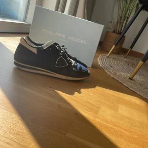 Svarta sneakers från Philippe Model - Säljer ett par svarta sneakers från Philippe Model skorna är i storlek 41 skicket är ganska bra