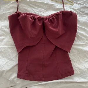 Vinröd axelbandslös topp med volang - Säljer en vinröd bandeu topp från zara, som ny! Jättefin