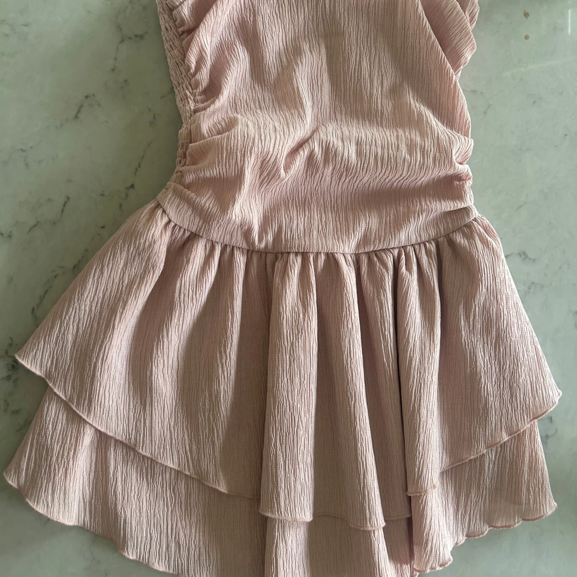 Ljusrosa volangklänning med smock