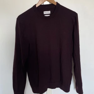 Mörkröd stickad tröja från These Glory Days - En stilren Mörkröd stickad tröja från These Glory Days med rund halsringning och långa ärmar. 