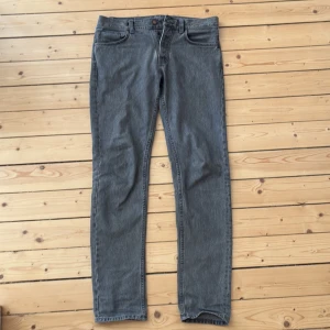Grå jeans från Nudie Jeans - Steady Eddie II mountain grey. Storlek 31/34. Ett par riktigt stilrena gråa nudie jeans. I bra skick. Skriv ett PM för mer information eller bilder.