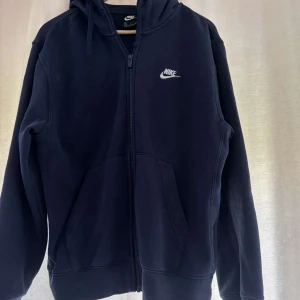 Svarta mjukisbyxor från Nike - Båda ingår i priset