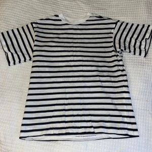 Randig t-shirt  - En svart vit randig T-shirt från lager 157. Använd ca 1 gång. Stolen XS.