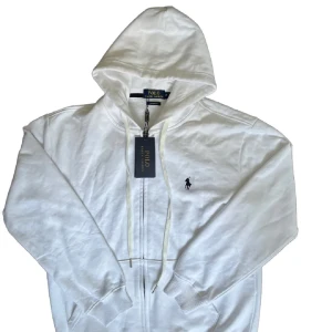Polo Ralph lauren  - Säljer en snyggt polo Ralph lauren i färgen vit aldrig använt och äkta. Kom privat om några frågor priset kan diskuteras 