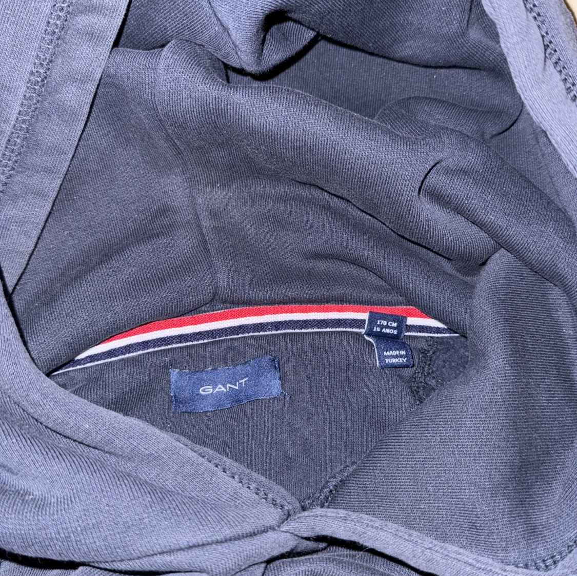 Mörkblå hoodie från GANT - 2