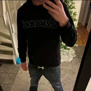 Zevanni hoodie - Riktigt fet hoodie från Zevanni!! Sprillans nyskick men kommer ej till användning då det inte är min stil riktigt. Storlek M passar dig omkring 180cm🙌🏼, Bara höra av dig vid någon fråga🌟