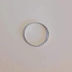 Tvinnad silverring - Ring i äkta silver med tvinnat mönster. Nyskick och storlek 17,5 (2 cm i diameter) 🤍