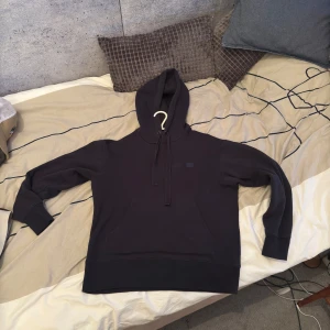 Mörkblå hoodie från Acne Studios - Säljer en stilren mörkblå hoodie från Acne Studios i storlek XS men passar S. Nypris runt 1700-2000kr. Släpper nu för 900:- inga fläckar eller hål.  