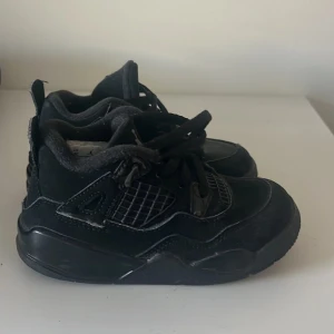 Jordan 4 black cat barn - Storlek 25, inga defekter bara lite smutsiga.