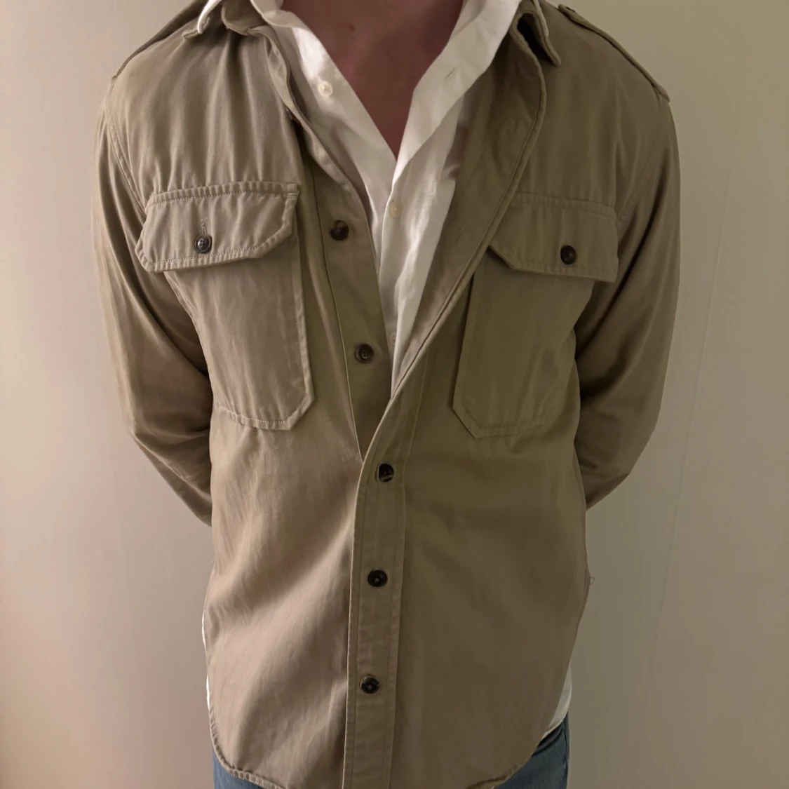 Beige overshirt med knappar - 2