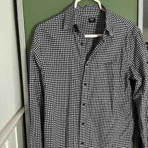 Rutig skjorta  - Snygg blårutig skjorta från Uniqlo - säljs inte längre. Storlek XS men sitter stort, passar S