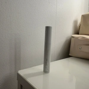 Lash Me ögonfransserum - Ett ögonfransserum från Lash Me i en stilren, silverfärgad tub. Perfekt för dig som vill boosta längden och volymen på dina fransar. Enkel att applicera med smidig applikator.