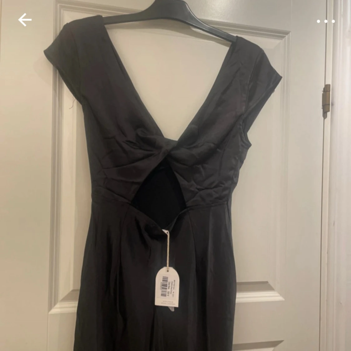 Svart långklänning med öppen rygg och twistdetalj - 3