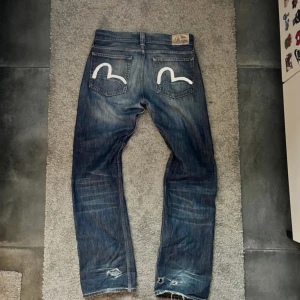 Vintage rare evisu puma jeans washed - Schysta Evisu x Puma jeans som är rare, svåra att få tag på detta par. De är feta washed/färg. Puma Evisu Collab🔥Skriv gärna till mig angående funderingar och frågor!
