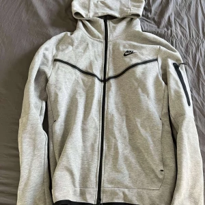 Nike tech Tröja - Säljer en ljusgrå Nike Tech Tröja. Storlek M   vid fler frågor hör av dig Mvh Ludde