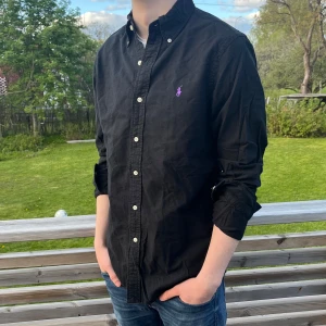 Svart Ralph lauren skjorta - Säljer väldigt fin Ralph lauren skjorta, inga tecken på användning, sitter väldigt bra och fraktas inom 48h, bara att skriva vid funderingar