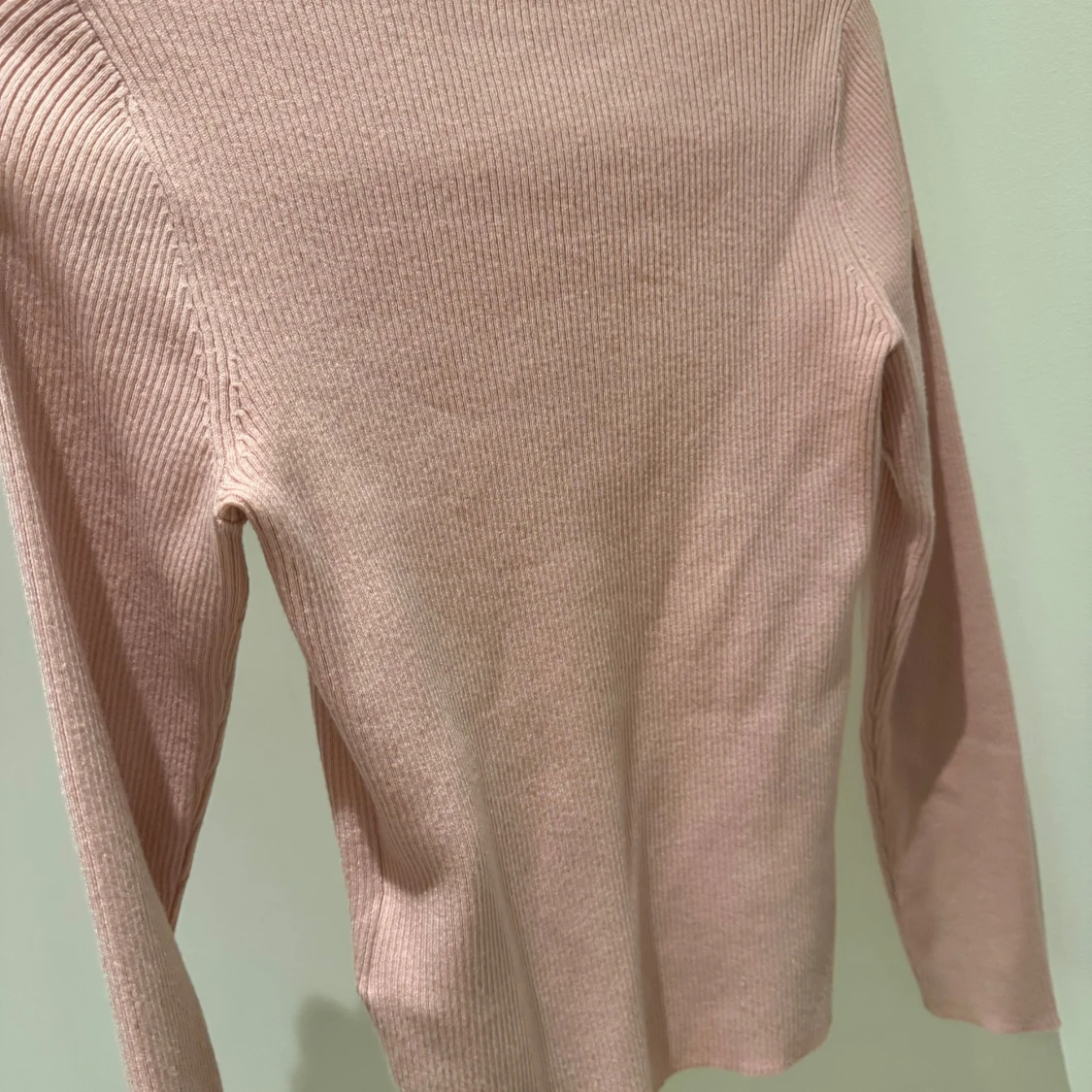 Rosa ribbad tröja från Levis - 1