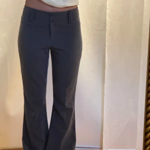 Lågmidjade kostymbyxor - Sjuuukt snygga. Lågmidjade och super snygga i modellen. Bootcut, fickor och två knappar (se bild 1). Tyvärr är dessa avklippta, jag är 169/170 lång. Därav är priset sänkt. Passar både S och M beroende på vilken passform man önskar. 