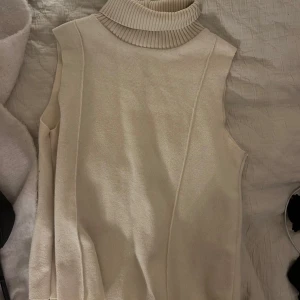 Beige ärmlös polotröja strl S, 100kr - Säljer en beige ärmlös polotröja i mjukt stickat material.  Strl S, 100kr Zara. Knappt använd