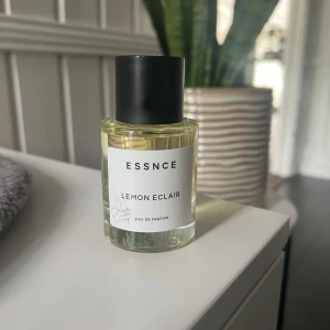 Essnce Parfym - Lemon Eclair från Essnce. Limited Edition och slutsåld. Endast testsprayad 1 gång. Kolla gärna in mina andra annonser!