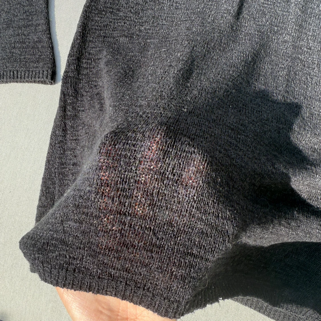 Svart stickad klänning med v-ringning från BikBok - 1