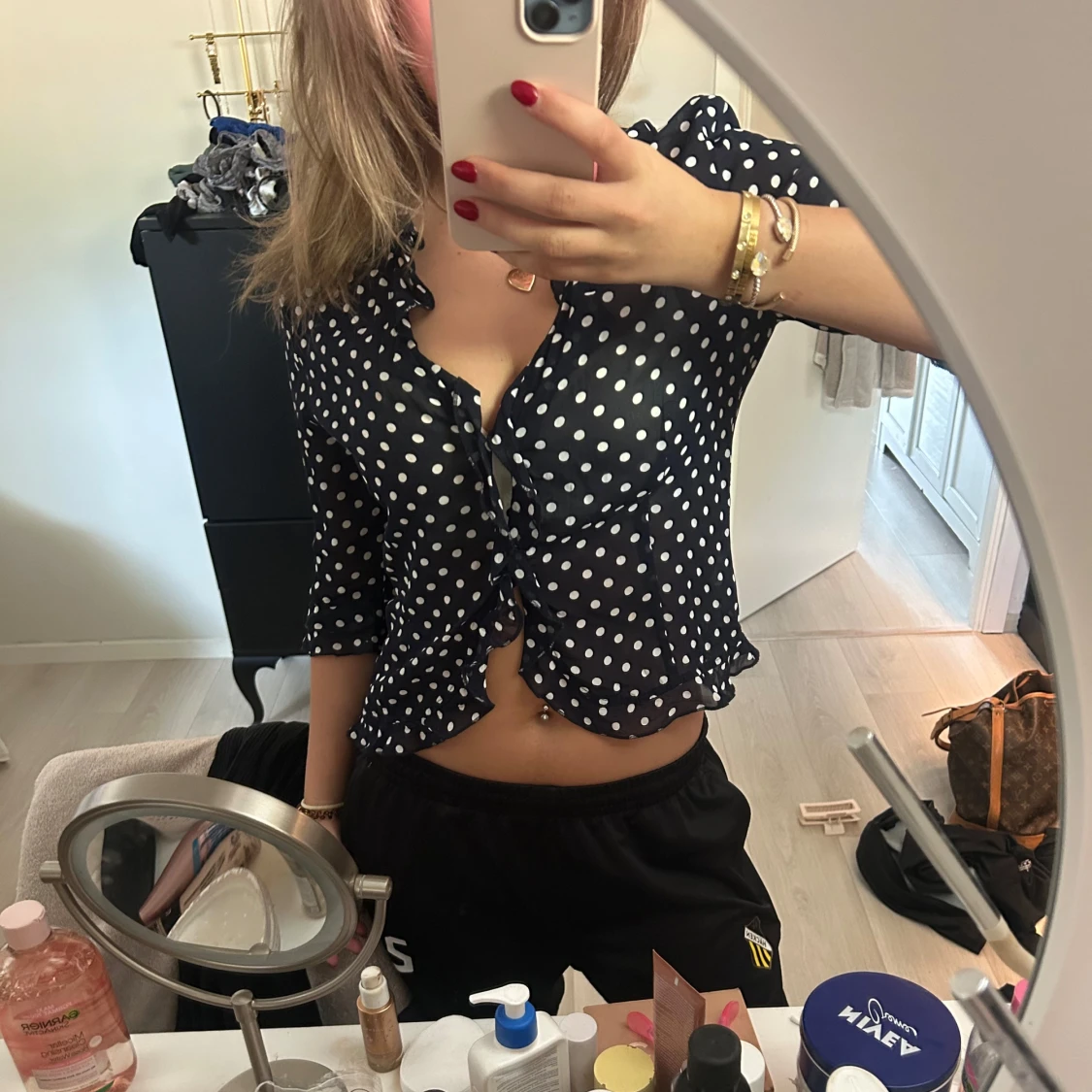 Svart prickig blus med volang - 1