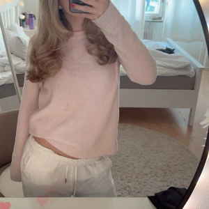 Vita linnebyxor med guld detaljer - Säljer ett par vita linnebycoe med resår och snörning i midjan. Byxorna är lite mindre än vad som ser och är tillverkade i mjukt bomullsmaterial. Perfekta för sommaren, dem guldiga detaljerna gör byxorna ännu mer lyxiga. Har en liten fläck( fråga om bild)Storlek xs men ör mindre ner till och passar för någon som bär xxs också. Pris kan diskuteras💖