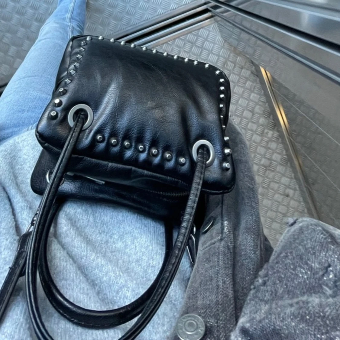Svart axelväska med nitar - 2