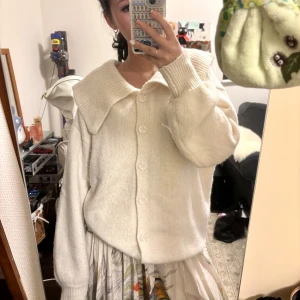 Tjocktröja med krage - Jättesöt krämvit oversized tröja, jag har vanligvis storlek x/xs. Nopprig men fortfarande så fin älskar den här