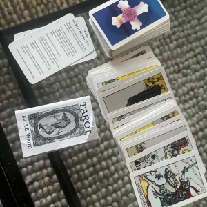 Tarot - Klassisk tarot. Innehåller kort, instruktioner och tips för att komma igång med tarotläggningar. En spännande väg till nya perspektiv och personlig utveckling.