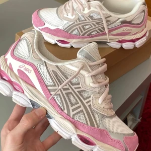 ASICS GEL Rosa - Snygga ASICS GEL i vitt och rosa.