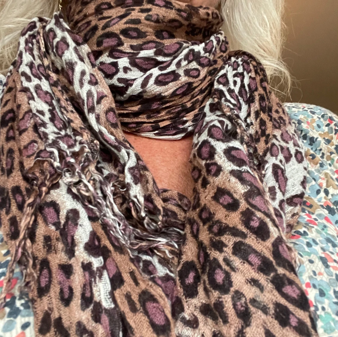 Leopardmönstrad halsduk i bruna toner