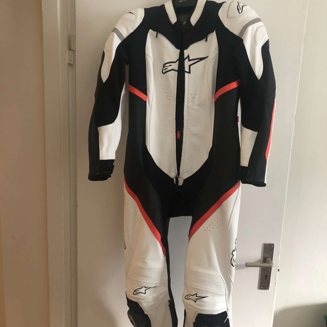 Alpinestars svartvit racingdräkt