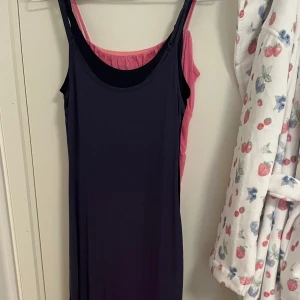 Klänningar - 3 lång klänningar, en kort. Gammelblå, mörkblå, svart och den korta är rosa. Xs på dem långa S på den korta. långa från shein, korta från quiz uk. 1 för 100 alla för 300💐
