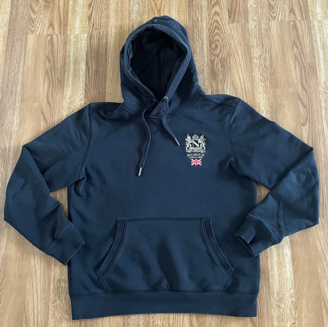 Svart hoodie från Morris med brodyr