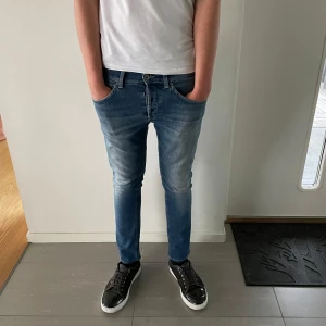 Dondup George jeans  - Säljer nu dessa dondup George jeans, skriv för fler bilder/frågor🙌🏼