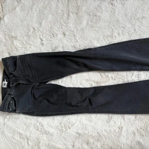 Lågmidjade jeans - Superfina lågmidjade bootcut jeans , det är full lenght i xs och är lite långa på mig som är 164☺️ lite slitna längst ner 