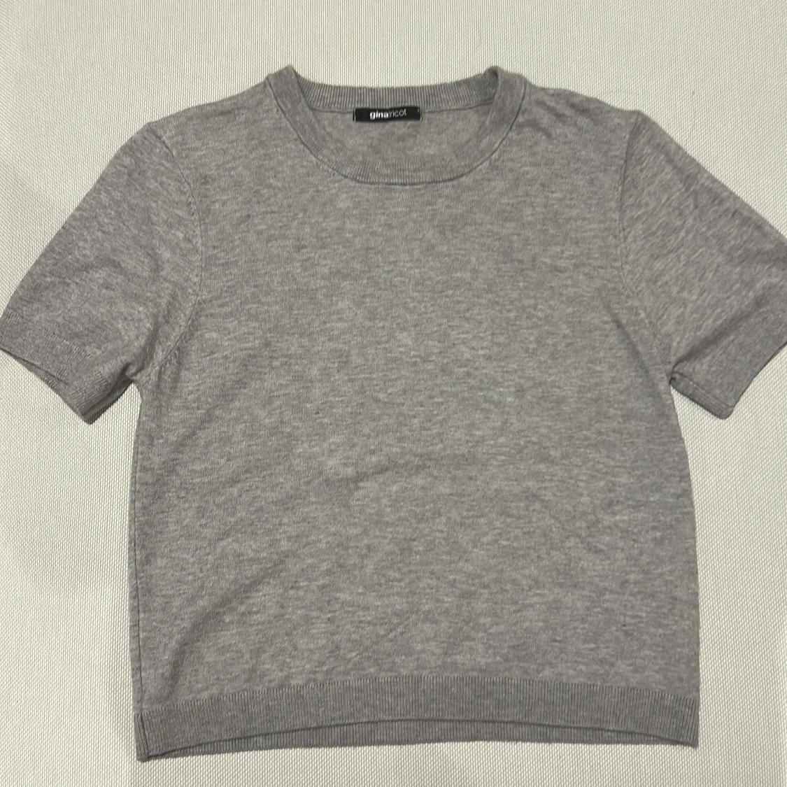 Grå kortärmad tröja Gina Tricot